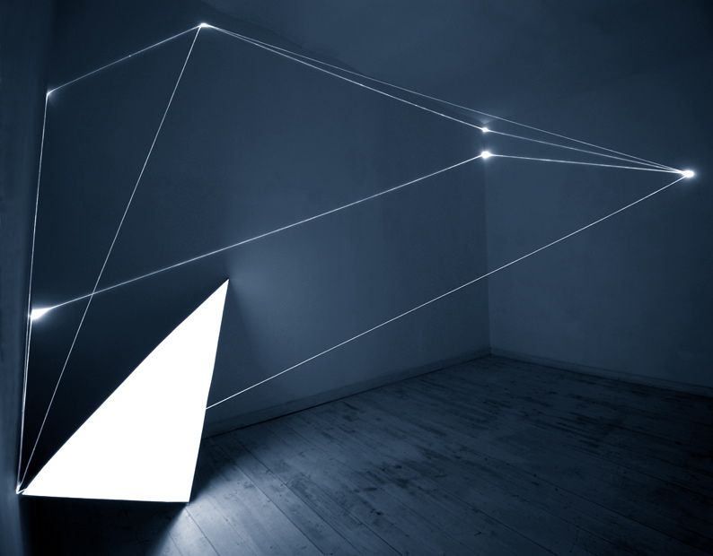 CARLO BERNARDINI, Catalizzatore dI Luce 2005,  fibre ottiche e suferficie elettroluminescente autoalimentata, H mt 3x6x2; Roma, Galleria Il Sole Arte Contemporanea.