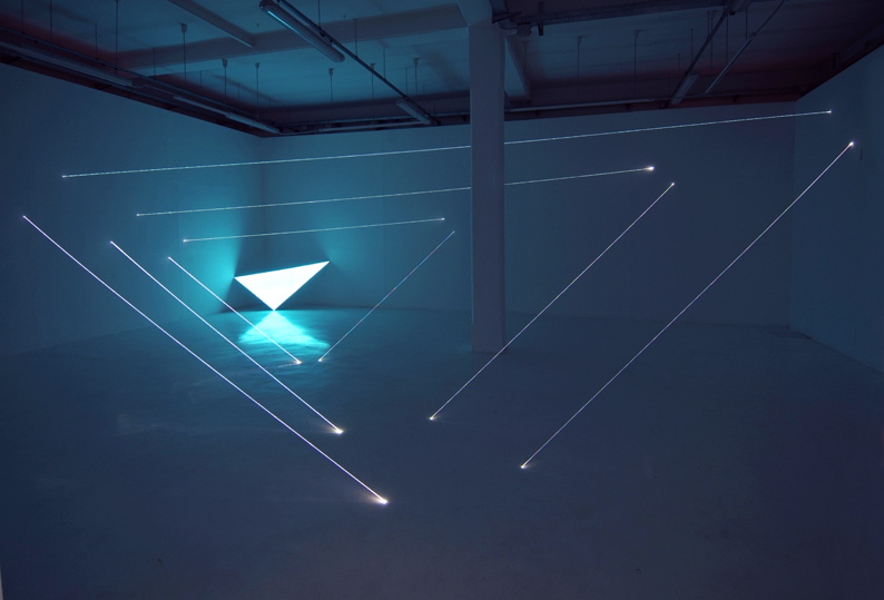 CARLO BERNARDINI, CODICE PROGRESSIVO DELLO SPAZIO 2009, Fibre ottiche e superficie elettroluminescente, mt h 3,60x10x7,5. Velan Centro d’Arte Contemporanea, Torino.