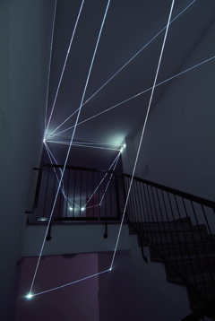 CARLO BERNARDINI, CODICE SPAZIALE 2009, Fibre ottiche, mt h 6x15x3; GAM – Civica Galleria d’Arte Moderna, Gallarate, Varese.