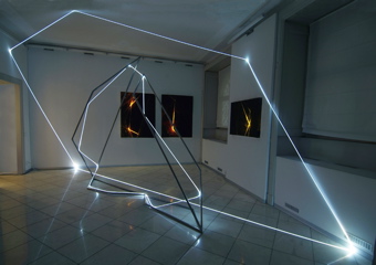 CARLO BERNARDINI BARBARA DEPONTI, INTERAZIONI strutturaspazioluce 2007  Acciaio inox fibre ottiche acrilico e piegature su carta da spolvero retroilluminata. Como, Galleria Milly Pozzi.