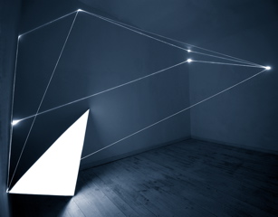 CARLO BERNARDINI, Catalizzatore dI Luce 2005,  fibre ottiche e suferficie elettroluminescente autoalimentata, H mt 3x6x2; Roma, Galleria Il Sole Arte Contemporanea.
