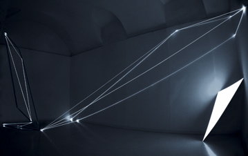 CARLO BERNARDINI, Spazio Permeabile 2002, acciaio, fibre ottiche, superficie elettroluminescente, Galleria del Naviglio, Milano.