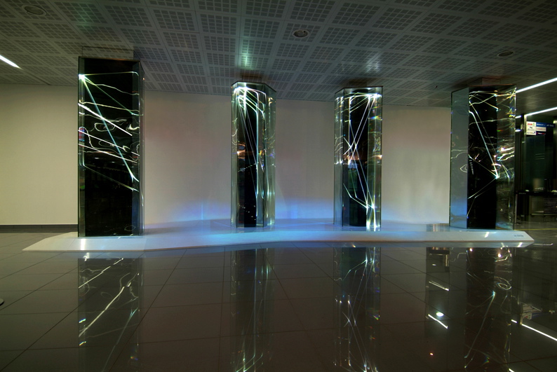 CARLO BERNARDINI, LIGHT WAVES 2008, Prismi in vetro stratificato, fibre ottiche, superficie olf, videoproiezione, audio mt h 3,40x8,50x2; Brindisi, Aeroporto del Salento.