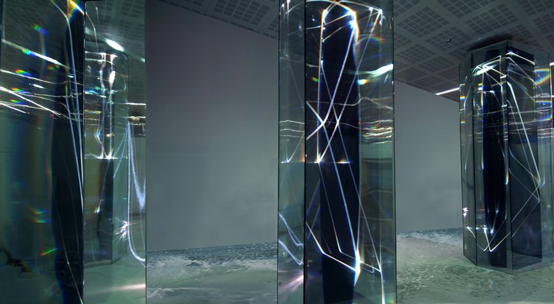 CARLO BERNARDINI, LIGHT WAVES 2008. Prismi in vetro stratificato, fibre ottiche, superficie olf, videoproiezione, audio mt h 3,40x8,50x2, Brindisi, Aeroporto del Salento.