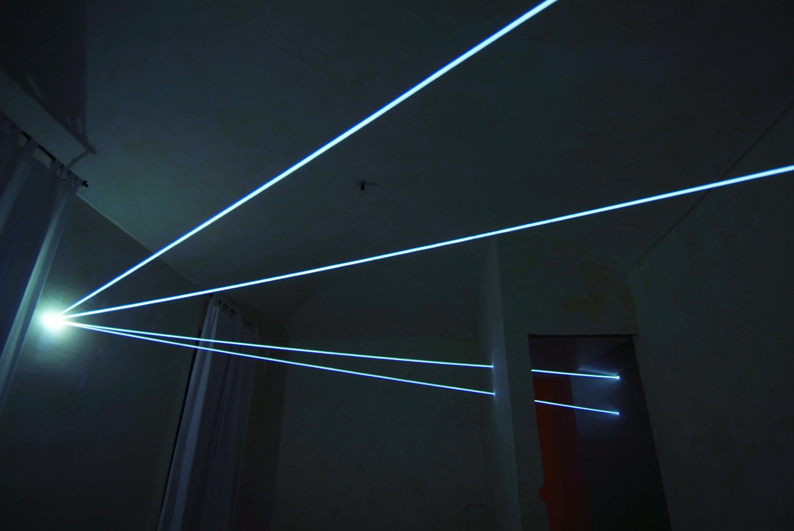 CARLO BERNARDINI, INTERRELAZIONI NELLO SPAZIO 2008, Installazione in fibre ottiche mt h 3x7x10; Rivara (TO) Castello di Rivara.