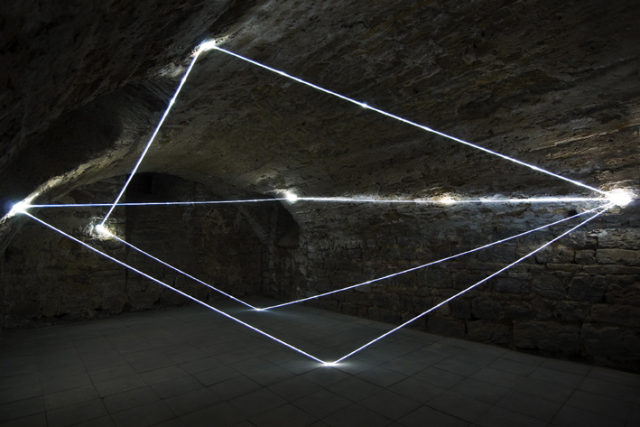 CARLO BERNARDINI, ACCUMULATORE DI LUCE 2008, Installazione ambientale in fibre ottiche, mt h 3x6x4. Triefenstein Homburg (Frankfurt), Kunst in Schloss Homburg.