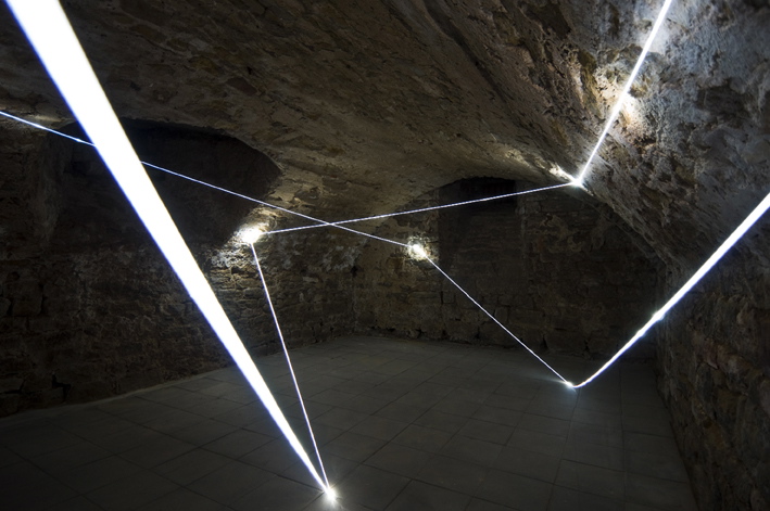 CARLO BERNARDINI, ACCUMULATORE DI LUCE 2008, Installazione ambientale in fibre ottiche, mt h 3x6x4; Triefenstein Homburg (Frankfurt), Kunst in Schloss Homburg.