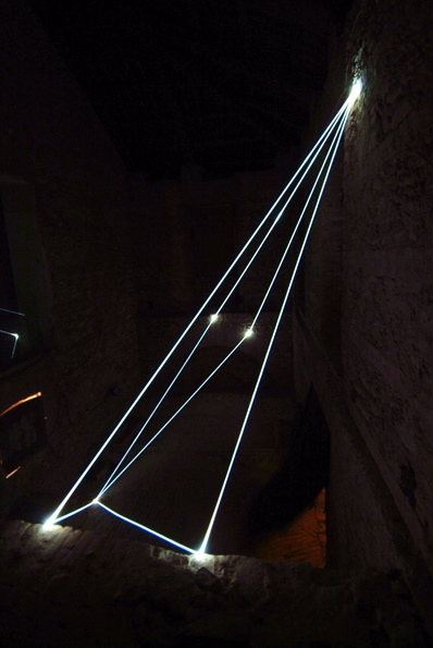 CARLO BERNARDINI, INTERRELAZIONI NELLO SPAZIO 2008, Installazione in fibre ottiche mt h 6x4x10; Rivara (TO) Castello di Rivara.