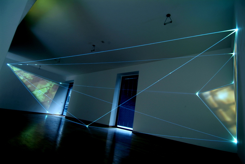 CARLO BERNARDINI - MANU SOBRAL, LA QUARTA DIREZIONE DELLO SPAZIO 2008, project 2004, fibre ottiche, video interattivi, audio, m h 3x5x13. Milano, Galleria Bruna Soletti.