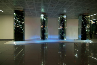 CARLO BERNARDINI, LIGHT WAVES 2008, Prismi in vetro stratificato, fibre ottiche, superficie olf, videoproiezione, audio mt h 3,40x8,50x2; Brindisi, Aeroporto del Salento.