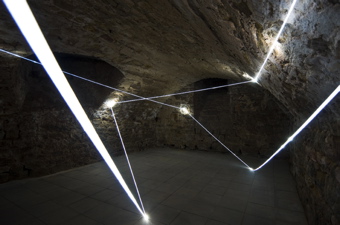 CARLO BERNARDINI, ACCUMULATORE DI LUCE 2008, Installazione ambientale in fibre ottiche, mt h 3x6x4; Triefenstein Homburg (Frankfurt), Kunst in Schloss Homburg.