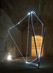 CARLO BERNARDINI, ACCUMULATORE DI LUCE 2008, Sculto:installazione in acciaio inox e fibre ottiche, m h 3x4x2. Gubbio, XXV Biennale di Scultura, Palazzo Ducale.