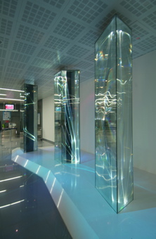 CARLO BERNARDINI, LIGHT WAVES 2008. Prismi in vetro stratificato, fibre ottiche, superficie olf, videoproiezione, audio mt h 3,40x8,50x2, Brindisi; Aeroporto del Salento.
