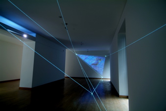 CARLO BERNARDINI-MANU SOBRAL, LA QUARTA DIREZIONE DELLO SPAZIO 2008, project 2004, fibre ottiche, video interattivi, audio, m h 3x5x13; Milano, Galleria Bruna Soletti.