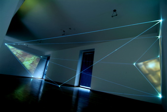 CARLO BERNARDINI - MANU SOBRAL, LA QUARTA DIREZIONE DELLO SPAZIO 2008, project 2004, fibre ottiche, video interattivi, audio, m h 3x5x13. Milano, Galleria Bruna Soletti.