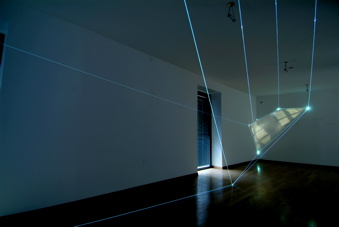 CARLO BERNARDINI-MANU SOBRAL, LA QUARTA DIREZIONE DELLO SPAZIO 2008; project 2004, fibre ottiche, video interattivi, audio, m h 3x5x13; Milano, Galleria Bruna Soletti.