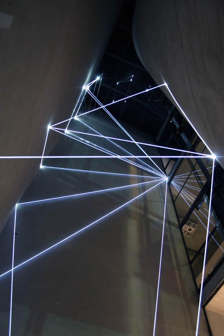 Carlo Bernardini, La Rivincita dell'Angolo 2011, fibre ottiche, acciaio inox; mt h 18x3x4. MACRO Museo d'Arte Contemporanea di Roma.