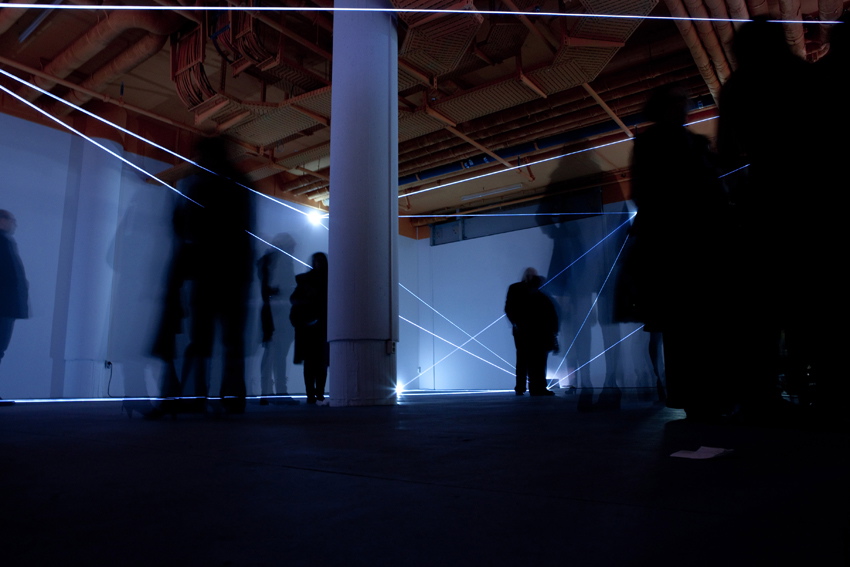 Carlo Bernardini, Vacuum 2011, installazione in fibre ottiche, mt h 4x16x14. Delloro Arte Contemporanea, Berlino.