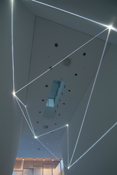 Carlo Bernardini, Disegno del Vuoto 2011, installazione in fibre ottiche, mt h (da terra) 7,5x14x5. Bocconi Art Gallery, Università Bocconi, Milano.