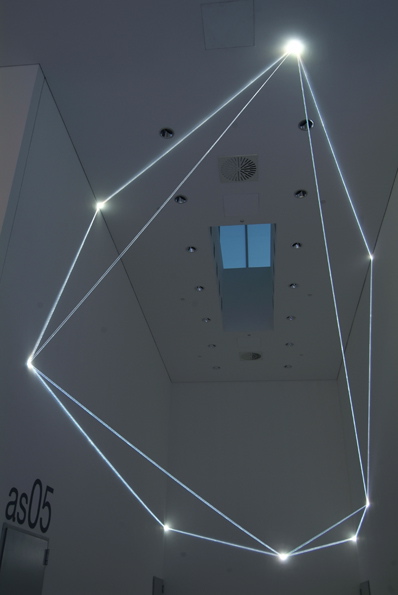 Carlo Bernardini, Disegno del Vuoto 2011; installazione in fibre ottiche, mt h (da terra) 7,5x14x5; Bocconi Art Gallery, Università Bocconi, Milano.