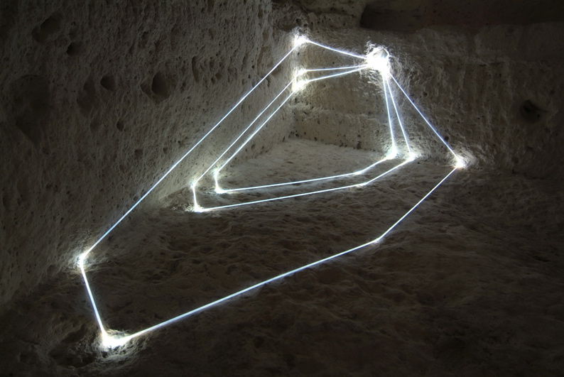 Carlo Bernardini, Codice Progressivo 2010; installazione in fibre ottiche, mt h 1x4x2. MUSMA, Museo della Scultura, Matera.