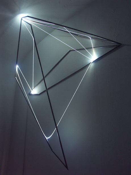 Carlo Bernardini, Codice Progressivo 2010; fibre ottiche, acciaio inox, cm h 150x140x35; Delloro Arte Contemporanea, Roma.