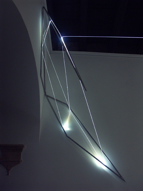 Carlo Bernardini, Codice Progressivo 2010; fibre ottiche, acciaio inox, cm h 140x80x70; Delloro Arte Contemporanea, Roma.