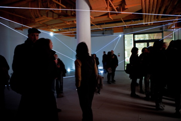 Carlo Bernardini, Vacuum 2011; installazione in fibre ottiche, mt h 4x16x14. Delloro Arte Contemporanea, Berlino.
