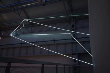 Carlo Bernardini, Campo Organico di Luce 2010, installazione in fibre ottiche interno esterno, mt h 5x20x10. La Scultura Italiana del XXI secolo, Fondazione Pomodoro, Milano.