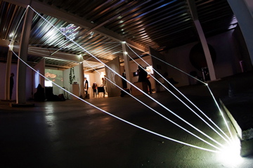 Carlo Bernardini, Matter is the Vacuum 2011; installazione in fibre ottiche, mt h 4x10x6. Kinetica Art Fair, Ambika P3, University of Westminister, London.