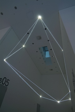 Carlo Bernardini, Disegno del Vuoto 2011; installazione in fibre ottiche, mt h (da terra) 7,5x14x5. Bocconi Art Gallery, Università Bocconi, Milano.