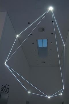 Carlo Bernardini, Disegno del Vuoto 2011; installazione in fibre ottiche, mt h (da terra) 7,5x14x5; Bocconi Art Gallery, Università Bocconi, Milano.