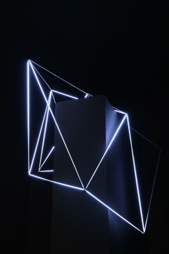 Carlo Bernardini, Orbita Eclittica 2011; bobina Tesla, micro neons da 3 mm di diametro, cm h 100x180x90; Principia - Stanze e sostanze delle arti prossime, Padiglioni Molecolari, Piazza Duomo, Milano.