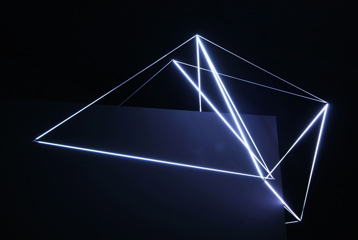 Carlo Bernardini, Orbita Eclittica 2011, bobina Tesla, micro neons da 3 mm di diametro, cm h 100x180x90. Principia - Stanze e sostanze delle arti prossime, Padiglioni Molecolari, Piazza Duomo, Milano.