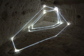Carlo Bernardini, Codice Progressivo 2010; installazione in fibre ottiche, mt h 1x4x2. MUSMA, Museo della Scultura, Matera.