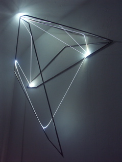 Carlo Bernardini, Codice Progressivo 2010; fibre ottiche, acciaio inox, cm h 150x140x35; Delloro Arte Contemporanea, Roma.