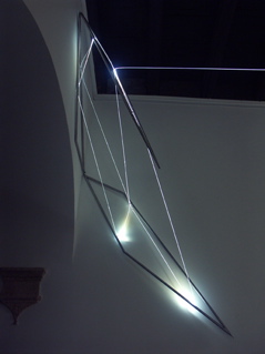Carlo Bernardini, Codice Progressivo 2010; fibre ottiche, acciaio inox, cm h 140x80x70; Delloro Arte Contemporanea, Roma.