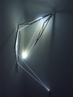 Carlo Bernardini, Codice Progressivo 2010; fibre ottiche, acciaio inox, cm h 120x60x25; Delloro Arte Contemporanea, Roma.