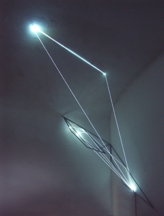 Carlo Bernardini, Codice Progressivo 2010; fibre ottiche, acciaio inox, cm h 200x200x90; Delloro Arte Contemporanea, Roma.