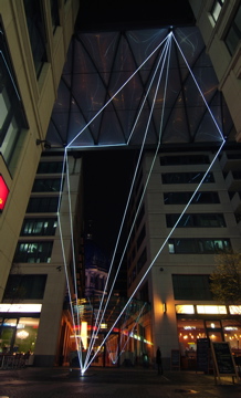 Carlo Bernardini, Suspended Crystallization 2010, installazione ambientale in fibre ottiche, mt h 25x21x18. Artlight Festival, CityQuartier Domaquarèe, Berlino.