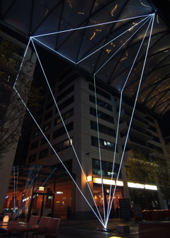 Carlo Bernardini, Suspended Crystallization 2010, installazione ambientale in fibre ottiche, mt h 25x21x18; Artlight Festival, CityQuartier Domaquarèe, Berlino.