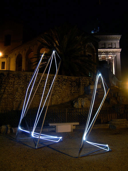 CARLO BERNARDINI, Divisione dell'Unità Visiva 2002 Acciaio, fibre ottiche, mt h 4x3x4,5, Viale dei Platani, Castellanza(VA).