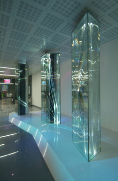 CARLO BERNARDINI, SPAZI PERMEABILI 2002-2006, Plexiglass trasparente e fibre ottiche, cm h 225x50x60 (ognuna), Grossetti Arte Contemporanea, Milano.