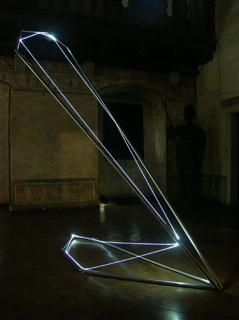 CARLO BERNARDINI, Space Drawing 2005, acciaio inox e fibra ottica, h cm 260x150x300; Great Barrington USA, Sculpture in the public arena, Main Street.