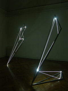 CARLO BERNARDINI, Linea di Luce 2003 Acciaio, fibre ottiche, mt h 4x2x5; Piazza del Campidoglio, Roma.