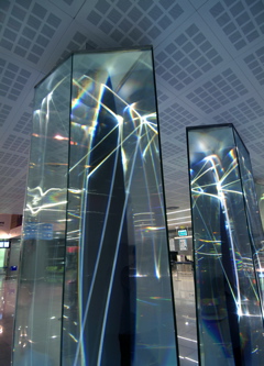 CARLO BERNARDINI, SPAZI PERMEABILI 2002-2006, Plexiglass trasparente e fibre ottiche, cm h 225x50x60 (ognuna). Grossetti Arte Contemporanea, Milano.