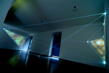 CARLO BERNARDINI - MANU SOBRAL, LA QUARTA DIREZIONE DELLO SPAZIO 2008, project 2004, fibre ottiche, video interattivi, audio, m h 3x5x13. Milano, Galleria Bruna Soletti.
