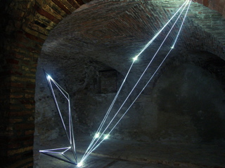 CARLO BERNARDINI, CATALIZZATORE DI LUCE 2005, acciaio inox e fibre ottiche, m h 3x4x6. Castelbasso, Fondaco-Palazzo Pirocchi