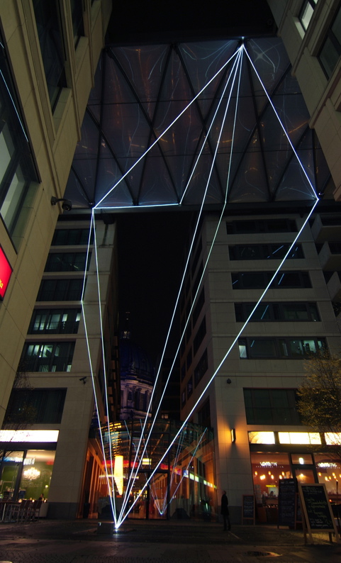 Carlo Bernardini, Suspended Crystallization 2010, optic fibers installation, mt h 25x21x18. Artlight Festival, CityQuartier Domaquarèe, Berlin.