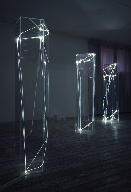 CARLO BERNARDINI, SPAZI PERMEABILI 2002-2006, Plexiglass trasparente e fibre ottiche, cm h 225x50x60 (ognuna). Grossetti Arte Contemporanea, Milano.